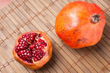 soyulmuş el bombası ve bir mat, üstten görünüm soyulmamış nar