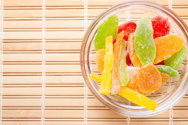 cam renkli kurutulmuş ananas parçaları kase bir mindere