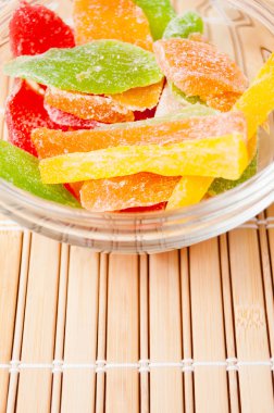 cam renkli kurutulmuş ananas parçaları kase bir mindere