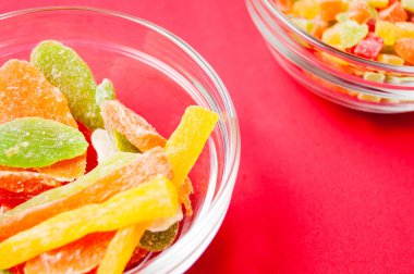 cam renkli kurutulmuş ananas parçaları kase kırmızı bir arka plan üzerinde