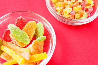 cam renkli kurutulmuş ananas parçaları kase kırmızı bir arka plan üzerinde