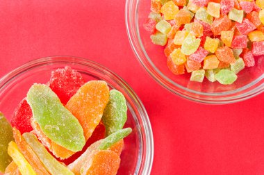 cam renkli kurutulmuş ananas parçaları kase kırmızı bir arka plan üzerinde