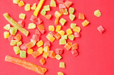 kırmızı bir arka plan, organik gıda üzerinde renkli kurutulmuş ananas parçaları