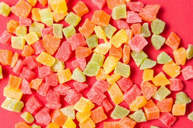 kırmızı bir arka plan, organik gıda üzerinde renkli kurutulmuş ananas parçaları