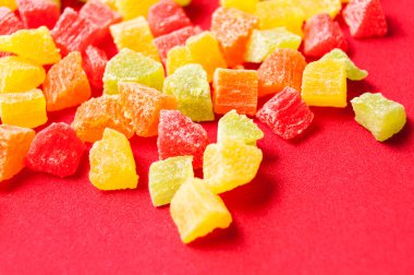 kırmızı bir arka plan, organik gıda üzerinde renkli kurutulmuş ananas parçaları