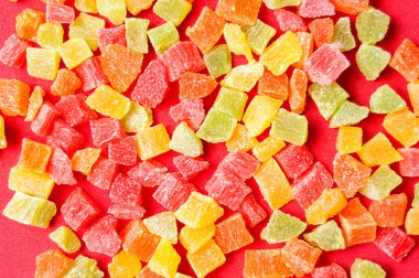 kırmızı bir arka plan, organik gıda üzerinde renkli kurutulmuş ananas parçaları