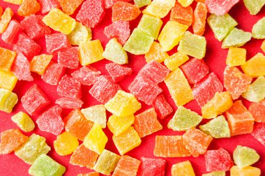 kırmızı bir arka plan, organik gıda üzerinde renkli kurutulmuş ananas parçaları