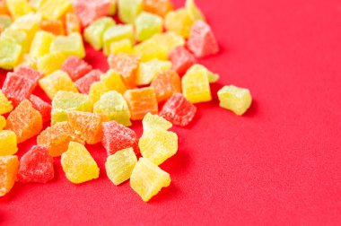 kırmızı bir arka plan, organik gıda üzerinde renkli kurutulmuş ananas parçaları