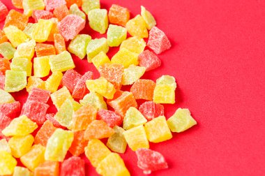 parçalar ve kırmızı bir arka plan, organik gıda rengine kurutulmuş ananas dilimleri