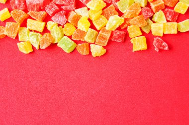 parçalar ve kırmızı bir arka plan, organik gıda rengine kurutulmuş ananas dilimleri