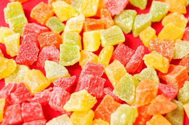 parçalar ve kırmızı bir arka plan, organik gıda rengine kurutulmuş ananas dilimleri