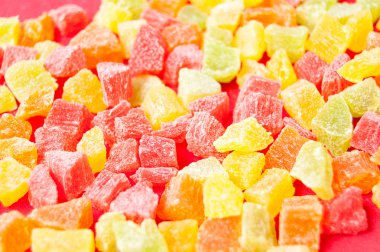 parçalar ve kırmızı bir arka plan, organik gıda rengine kurutulmuş ananas dilimleri