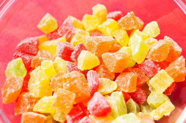 kırmızı bir arka plan, organik gıda üzerinde renkli kurutulmuş ananas parçaları