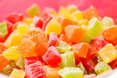 kırmızı bir arka plan, organik gıda üzerinde renkli kurutulmuş ananas parçaları