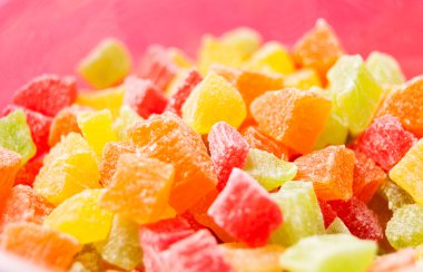 kırmızı bir arka plan, organik gıda üzerinde renkli kurutulmuş ananas parçaları