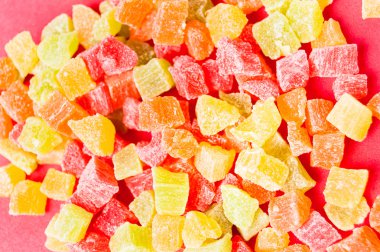 parçalar ve kırmızı bir arka plan, organik gıda rengine kurutulmuş ananas dilimleri