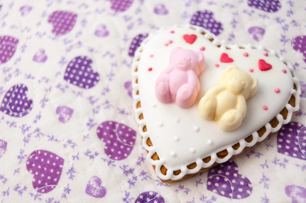 Gingerbread in the form of heart with two bears on the top on the pillow — Stock Photo, Image