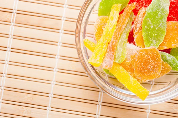 cam renkli kurutulmuş ananas parçaları kase bir mindere