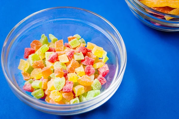 mavi bir arka plan üzerinde renkli kurutulmuş ananas parçaları