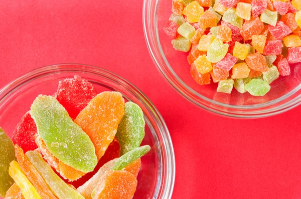 cam renkli kurutulmuş ananas parçaları kase kırmızı bir arka plan üzerinde