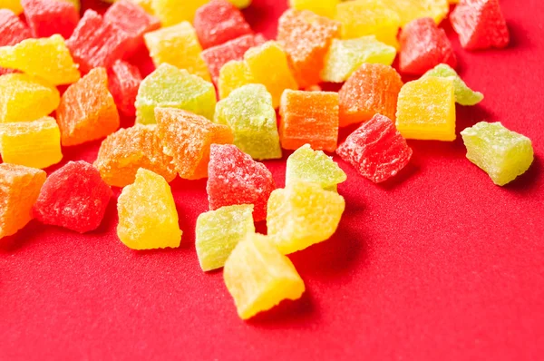 kırmızı bir arka plan, organik gıda üzerinde renkli kurutulmuş ananas parçaları