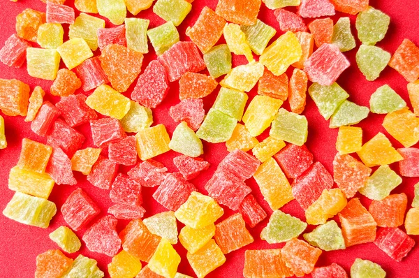 kırmızı bir arka plan, organik gıda üzerinde renkli kurutulmuş ananas parçaları