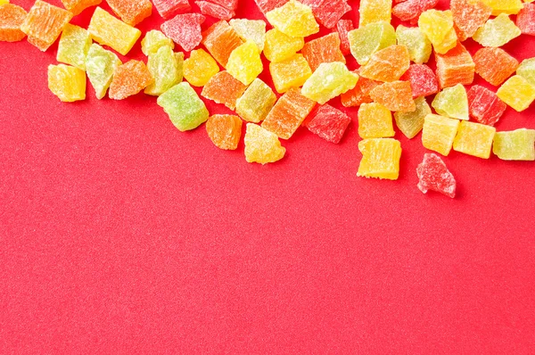 parçalar ve kırmızı bir arka plan, organik gıda rengine kurutulmuş ananas dilimleri