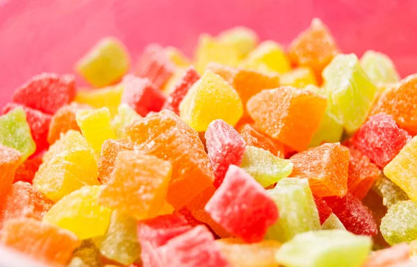 kırmızı bir arka plan, organik gıda üzerinde renkli kurutulmuş ananas parçaları