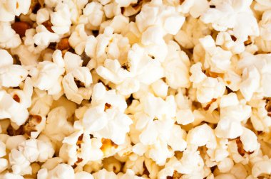 taze dökülmüş patlamış mısır