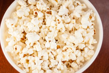 Beyaz kasede patlamış mısır.