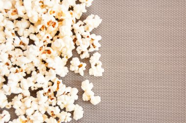 gri bir arka plan üzerine dökülmüş patlamış mısır