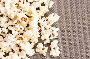 gri bir arka plan üzerine dökülmüş patlamış mısır