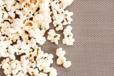 gri bir arka plan üzerine dökülmüş patlamış mısır