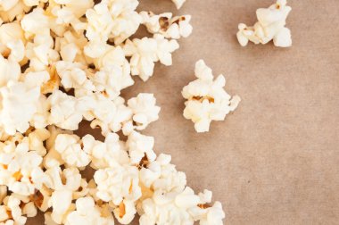 gri bir arka plan üzerine dökülmüş patlamış mısır