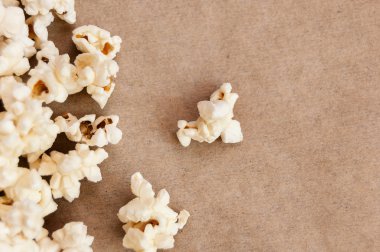 gri bir arka plan üzerine dökülmüş patlamış mısır