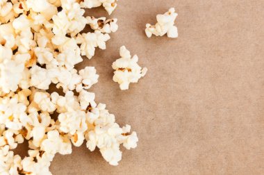 gri bir arka plan üzerine dökülmüş patlamış mısır