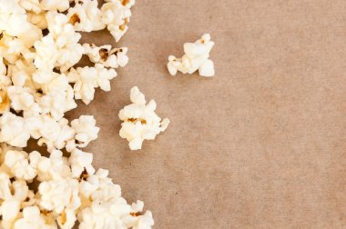 gri bir arka plan üzerine dökülmüş patlamış mısır