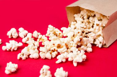 gri paketinden dökülen patlamış mısır