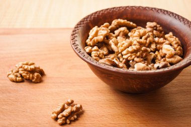 gemide bir seramik kase kıyılmış ceviz