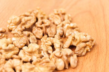 bir ahşap tahta üzerinde kıyılmış ceviz