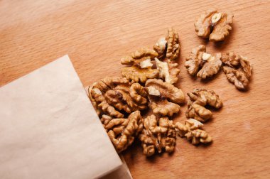 kıyılmış ceviz ahşap tahta üzerinde kağıt çanta dışarı dökülme