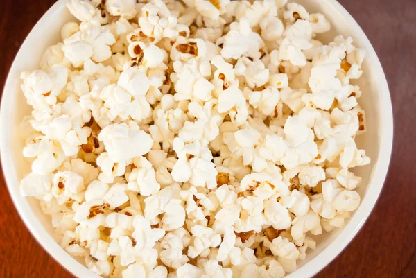 Beyaz kasede patlamış mısır.