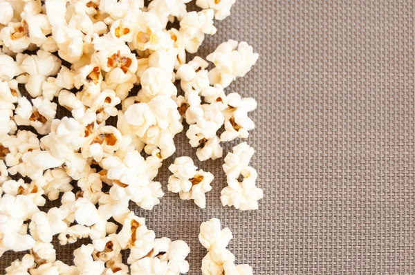 gri bir arka plan üzerine dökülmüş patlamış mısır