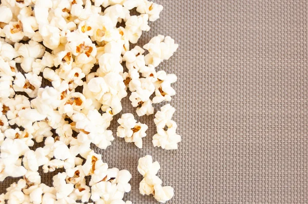 gri bir arka plan üzerine dökülmüş patlamış mısır