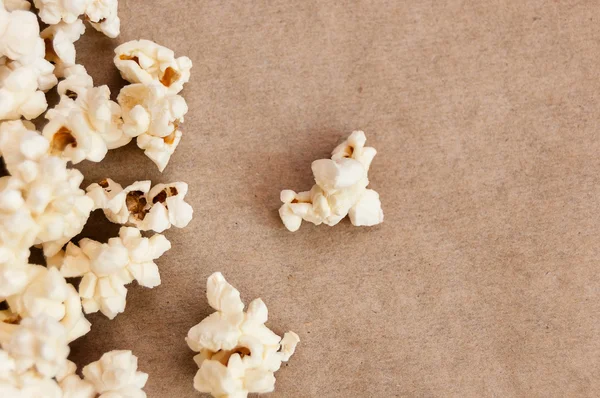 gri bir arka plan üzerine dökülmüş patlamış mısır