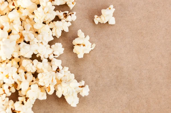 gri bir arka plan üzerine dökülmüş patlamış mısır