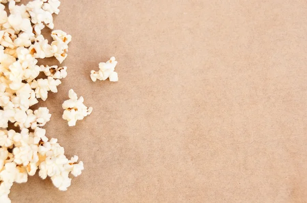 gri bir arka plan üzerine dökülmüş patlamış mısır