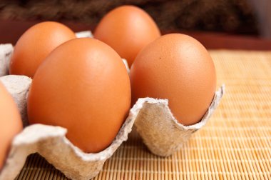 bir tepsi üzerinde bir mat, diyet ve organik yemekler yumurta