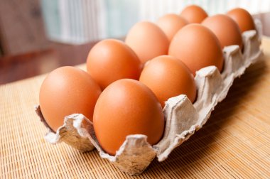 bir tepsi üzerinde bir mat, sağlıklı ve organik yemek yumurta