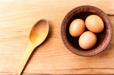 tavuk yumurtası seramik kase ve ahşap bir masa, organik ve diyet yemek kaşık